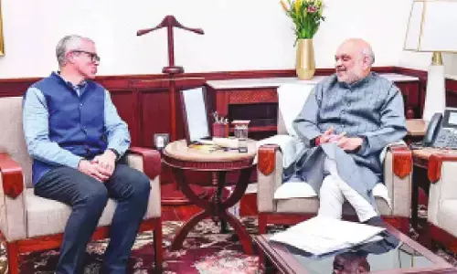 Shah reviews developmental projects in J&K, meets Omar