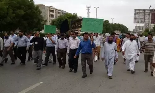 College teachers in Pakistans Sindh province protest against government negligence