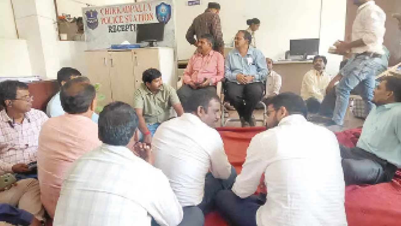 University contract teachers condemn arrest of protesting colleagues