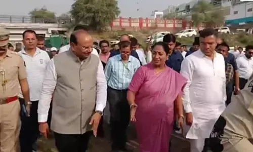 Delhi L-G, CM Gupta inspect Yamuna cleaning drive at Wazirabad, discuss riverfront revamp
