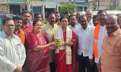 MP DK Aruna Pays Tribute to Mahatma Phule: Calls for Eradication of Inequality and Fulfillment of His Ideals