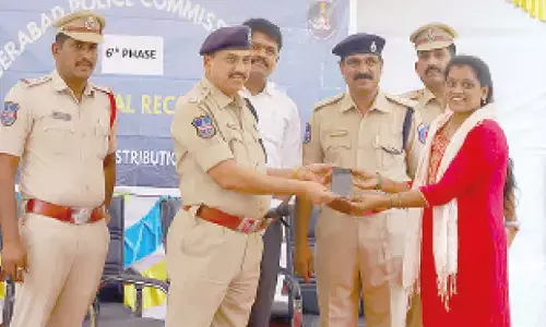 Cyberabad police hands over 1,060 mobiles worth Rs 3.18 cr to rightful owners