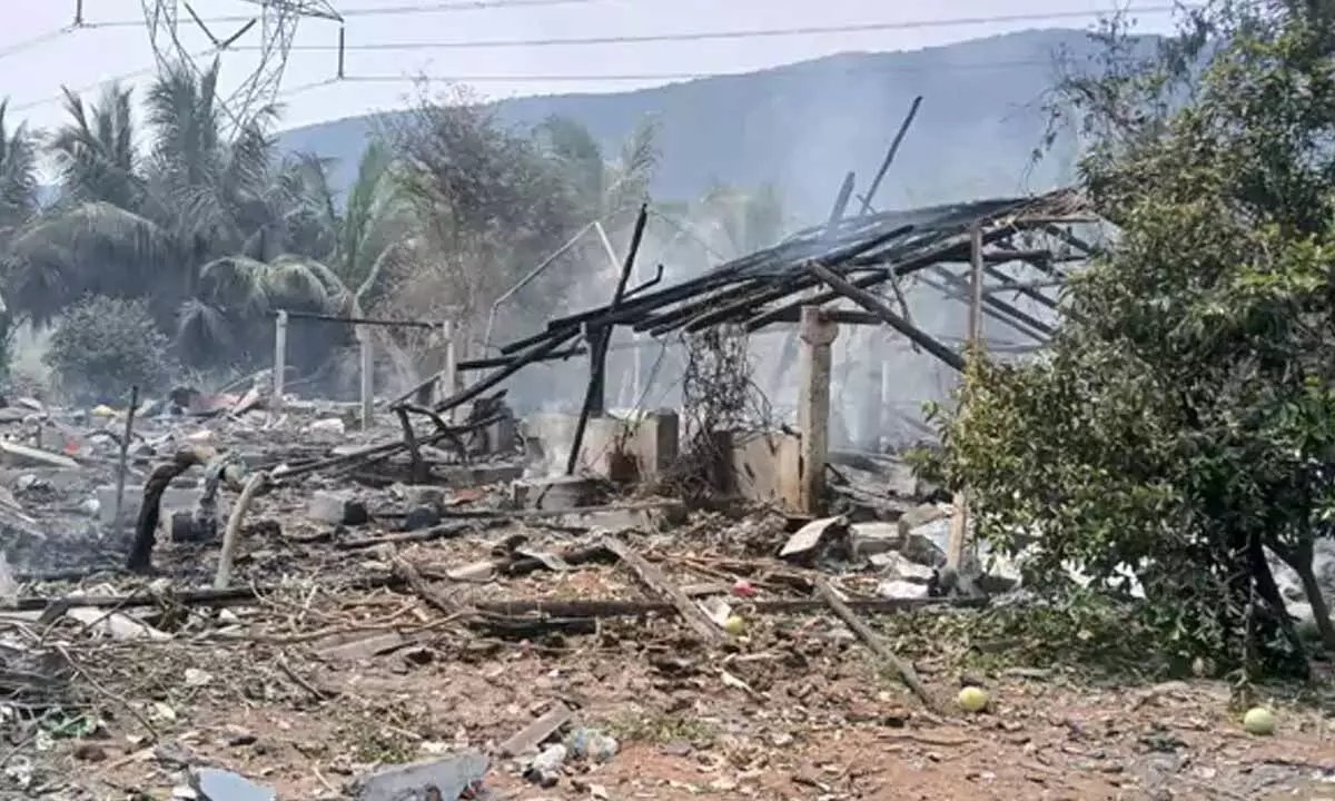 Fire breaks out at a factory in Kailasapatnam of Anakapalli , six killed Fire breaks out at a factory in Kailasapatnam of Anakapalli , six killed