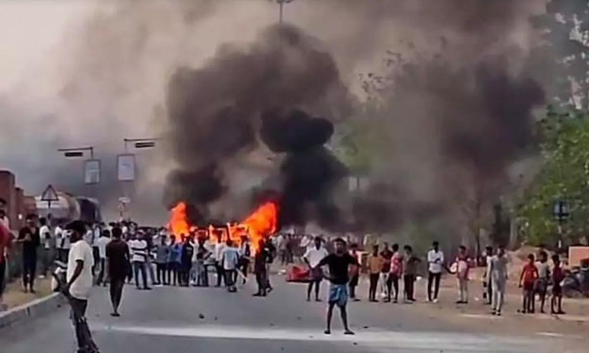 Waqf protests turn violent in Bengal Waqf protests turn violent in Bengal