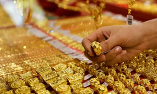 Gold prices hit record high amid global uncertainty