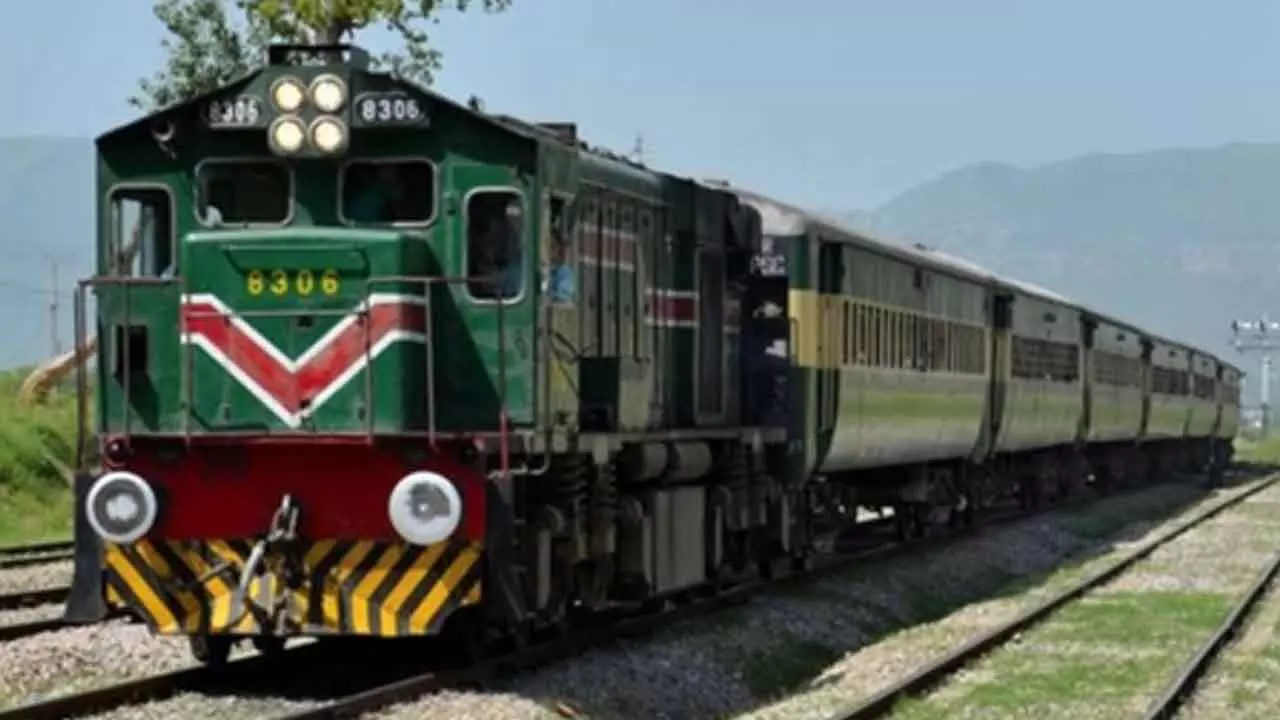 Pakistan: Passengers left high and dry in middle of nowhere after Bolan Mail refused entry into Balochistan Pakistan: Passengers left high and dry in middle of nowhere after Bolan Mail refused entry into Balochistan