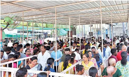 Holiday weekend triggers heavy rush at spiritual destinations