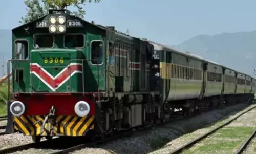 Pakistan: Passengers left high and dry in middle of nowhere after Bolan Mail refused entry into Balochistan