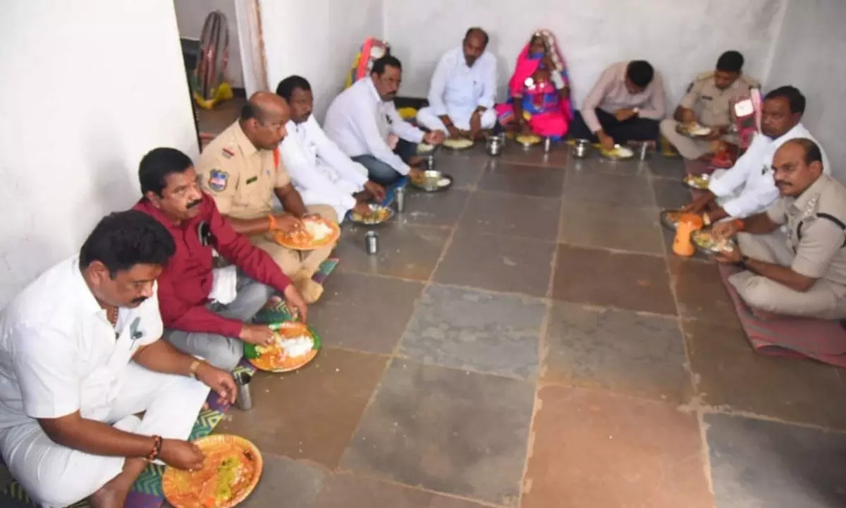 Collector and MLA Join Beneficiaries for Community Meal to Promote Fine Rice Scheme in Gadwal