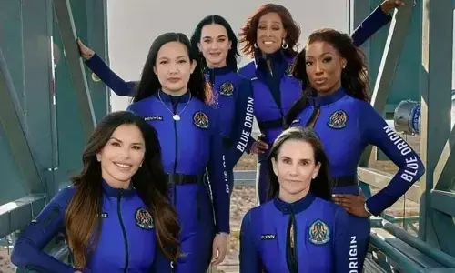 Blue Origin launches all-female celebrity crew