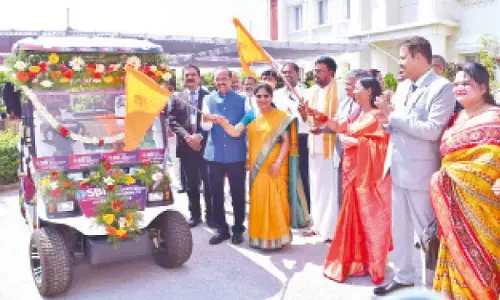 Yadagirigutta: SBI donates battery vehicles to temple