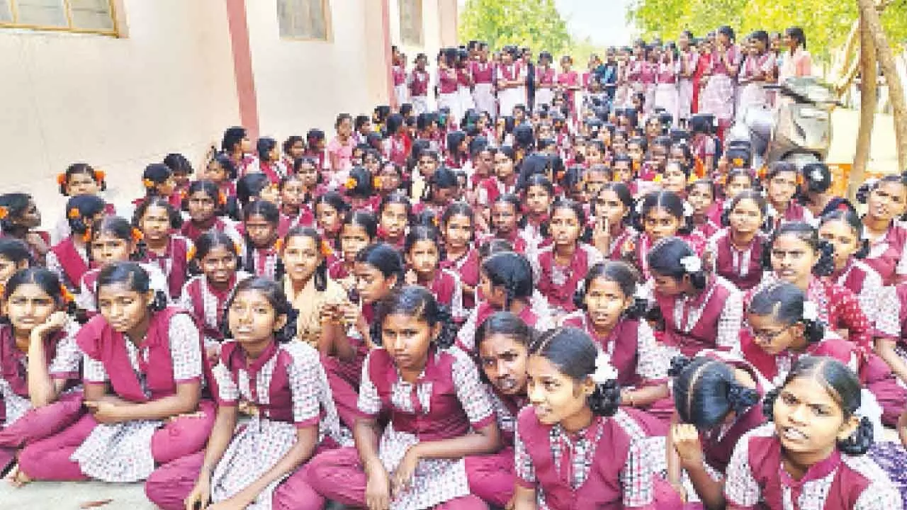 Nagarkurnool: Sitting in the sun for 3 hours, skipping meals Nagarkurnool: Sitting in the sun for 3 hours, skipping meals