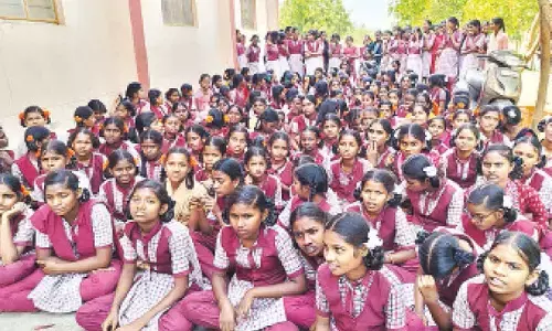 Nagarkurnool: Sitting in the sun for 3 hours, skipping meals