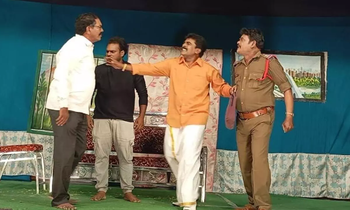 ‘Manassakshi’ play draws applause from audience ‘Manassakshi’ play draws applause from audience