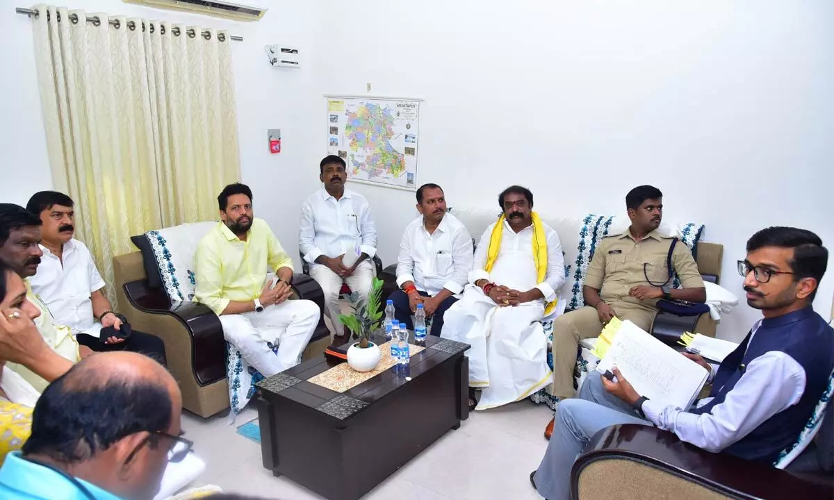 Collector welcomes dist in-charge Minister in Anantapur Collector welcomes dist in-charge Minister in Anantapur