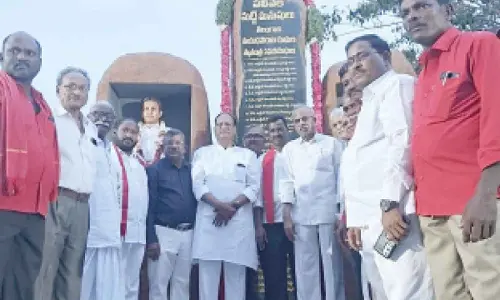 Gutha unveils statues of freedom fighters