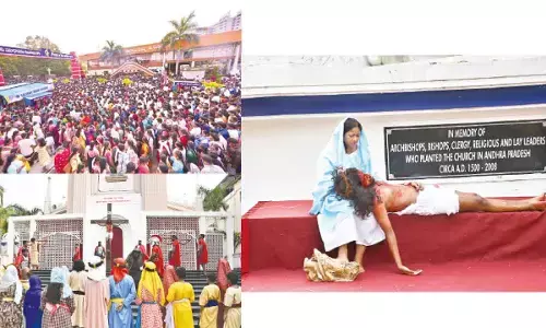 Faithful mark Good Friday with prayers, devotion