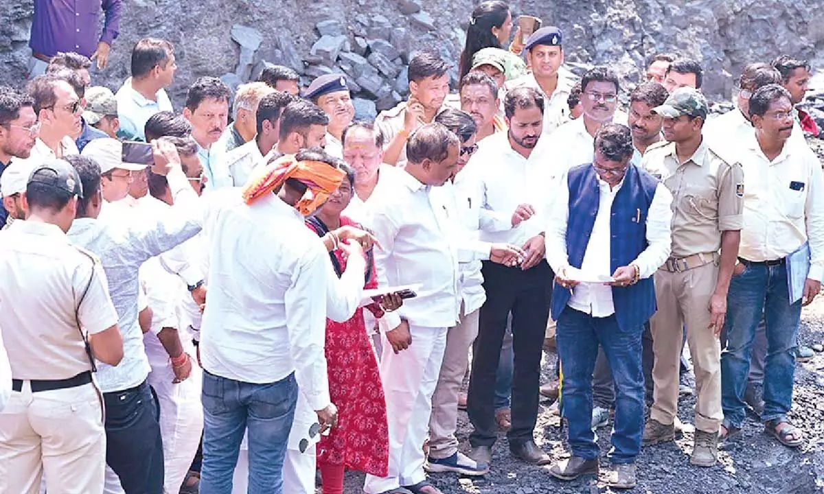 Two ministers inspect illegal coal mining sites Two ministers inspect illegal coal mining sites