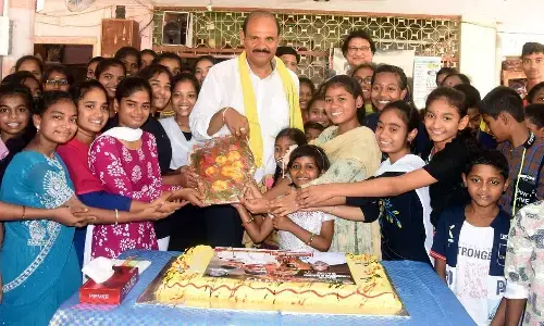 I&PR minister celebrates Chandrababu’s birthday
