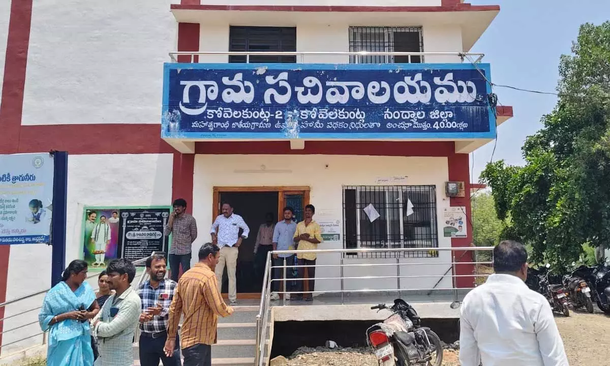 Minister conducts surprise inspections at several govt offices in Kovelakuntla Minister conducts surprise inspections at several govt offices in Kovelakuntla