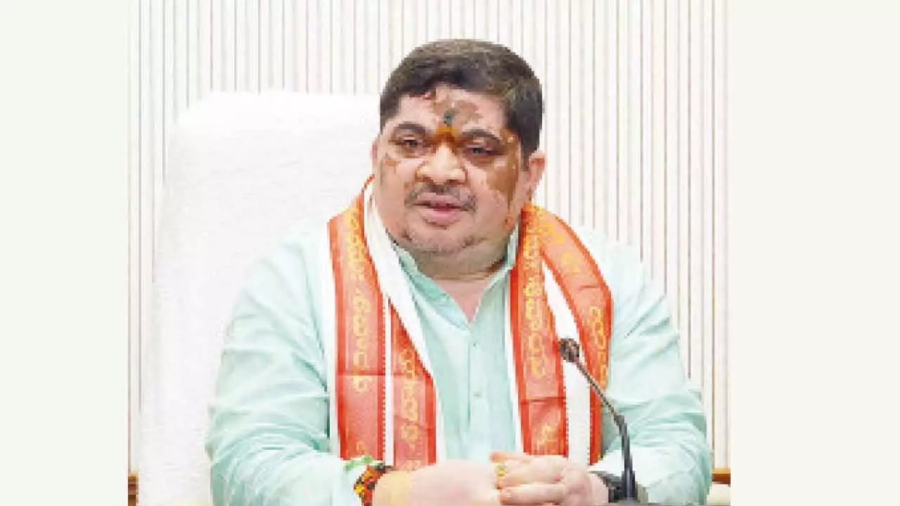 Ponnam accuses Bandi of violating poll code Ponnam accuses Bandi of violating poll code