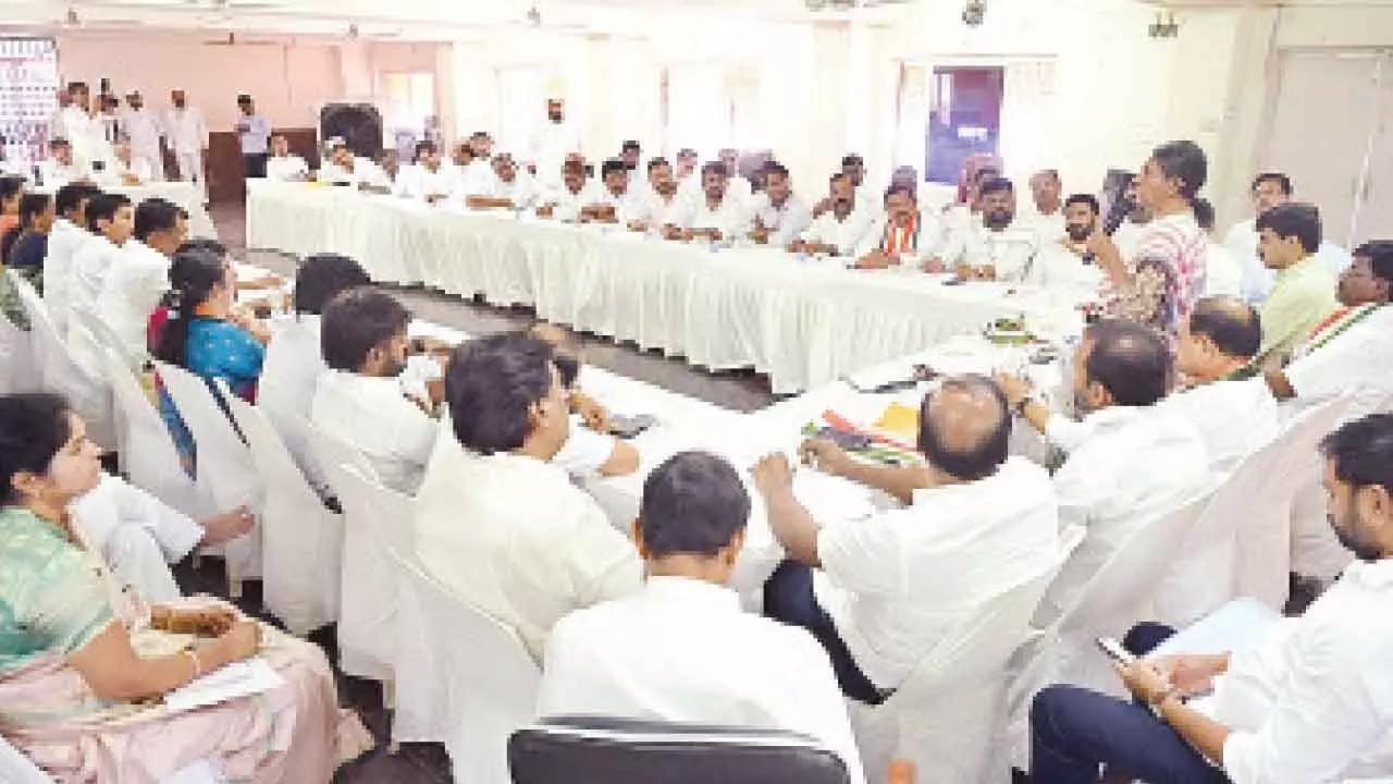 Shun groupism, Meenakshi advises TG Congress netas Shun groupism, Meenakshi advises TG Congress netas