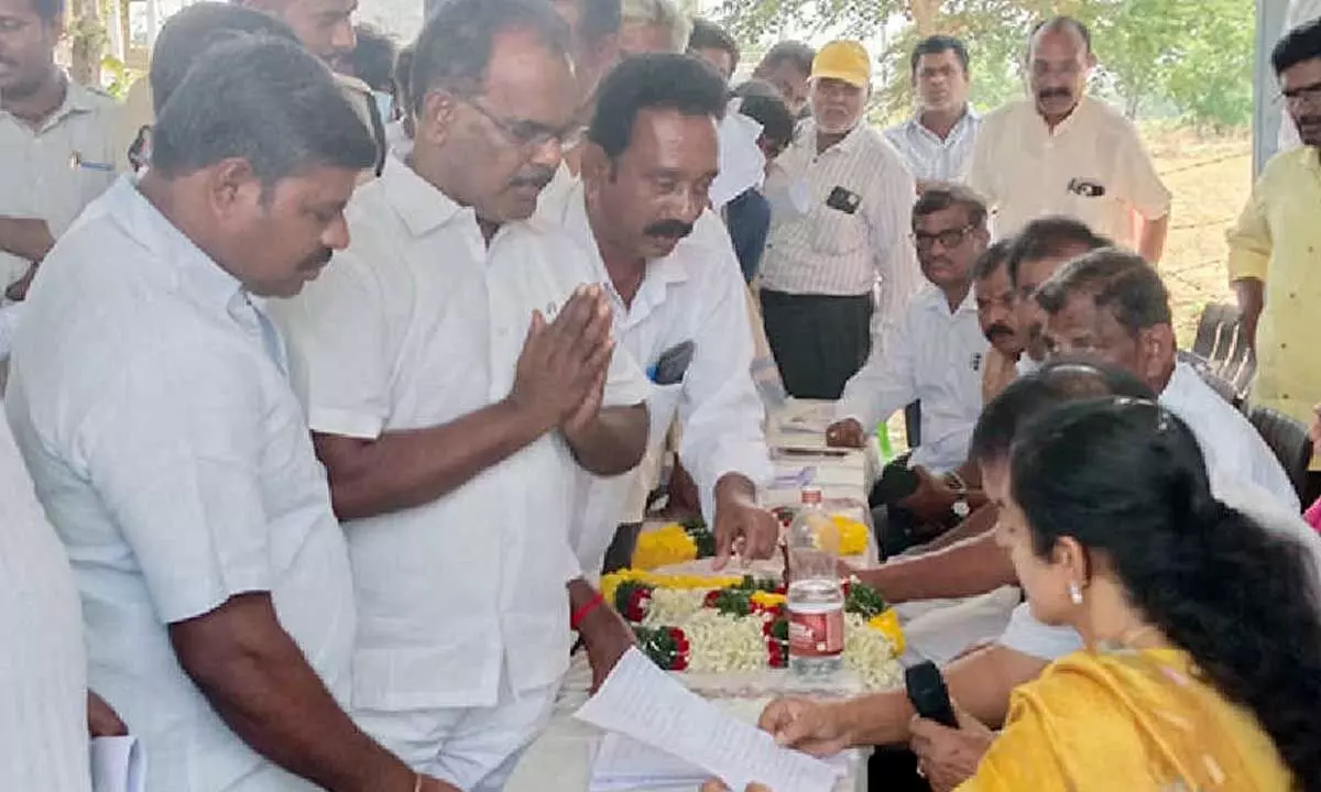 Sindhura Reddy directs officials to resolve all grievances at OD Cheruvu event