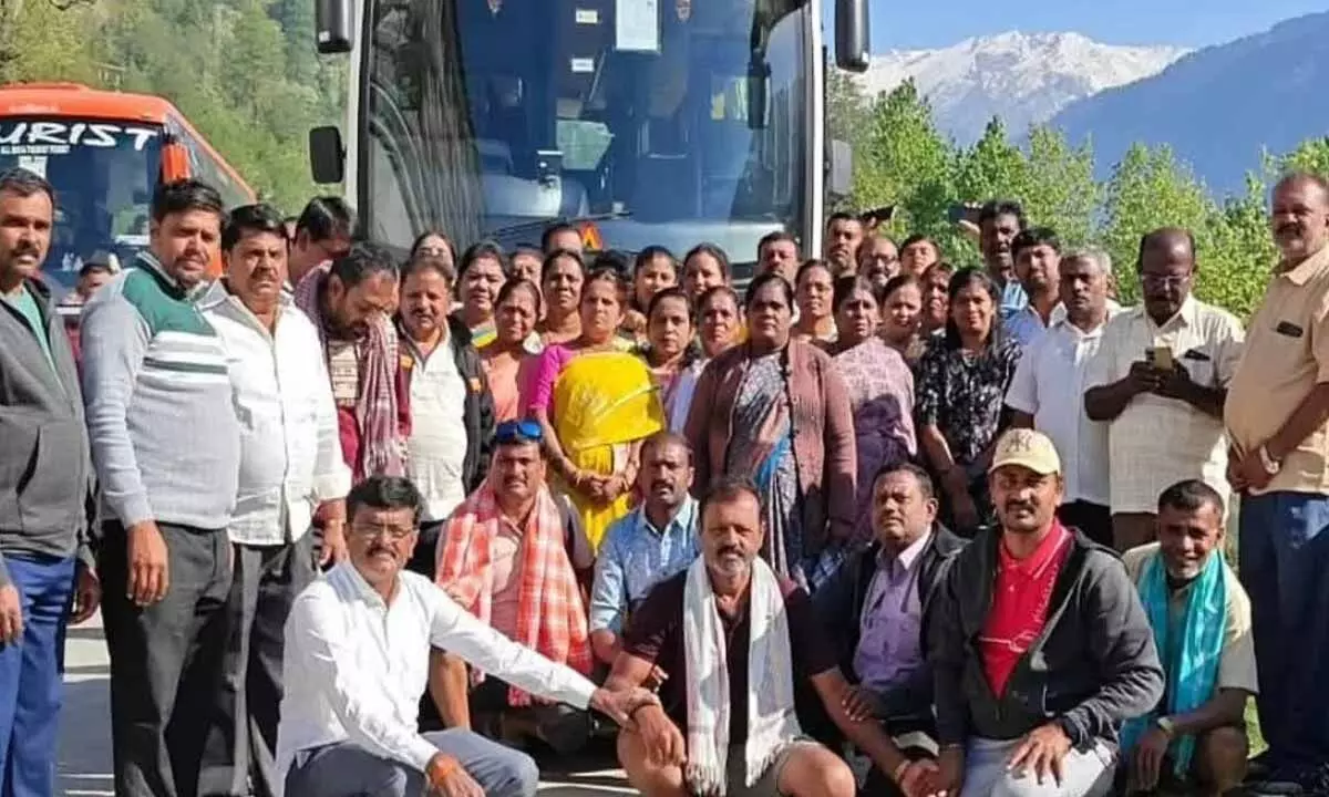 Tourists from Karnataka Safe Amid Terror Attack in Kashmir, Diverted Trip Due to Landslide Tourists from Karnataka Safe Amid Terror Attack in Kashmir, Diverted Trip Due to Landslide