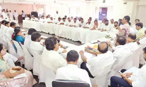 Shun groupism, Meenakshi advises TG Congress netas