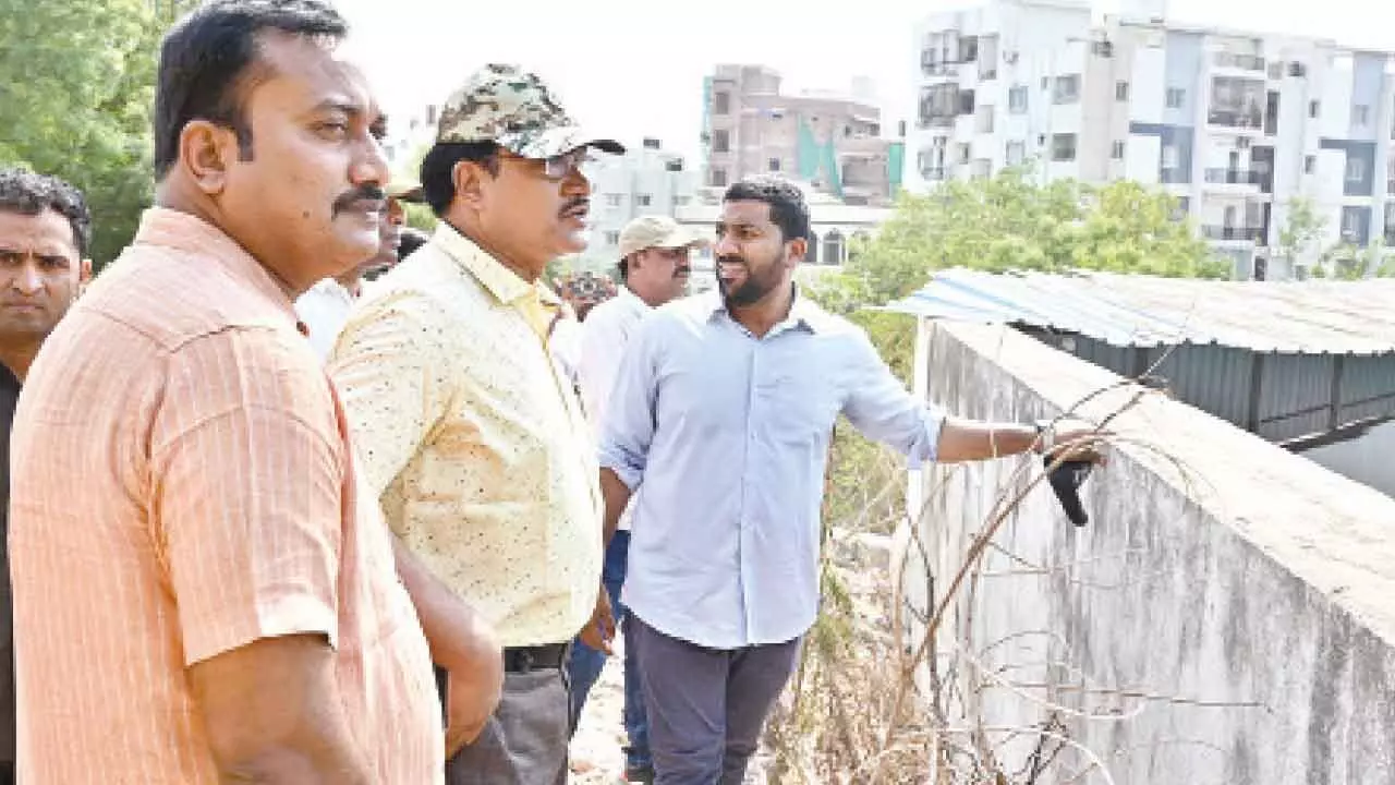 HYDRA boss takes stock of lake encroachments across Hyd’bad