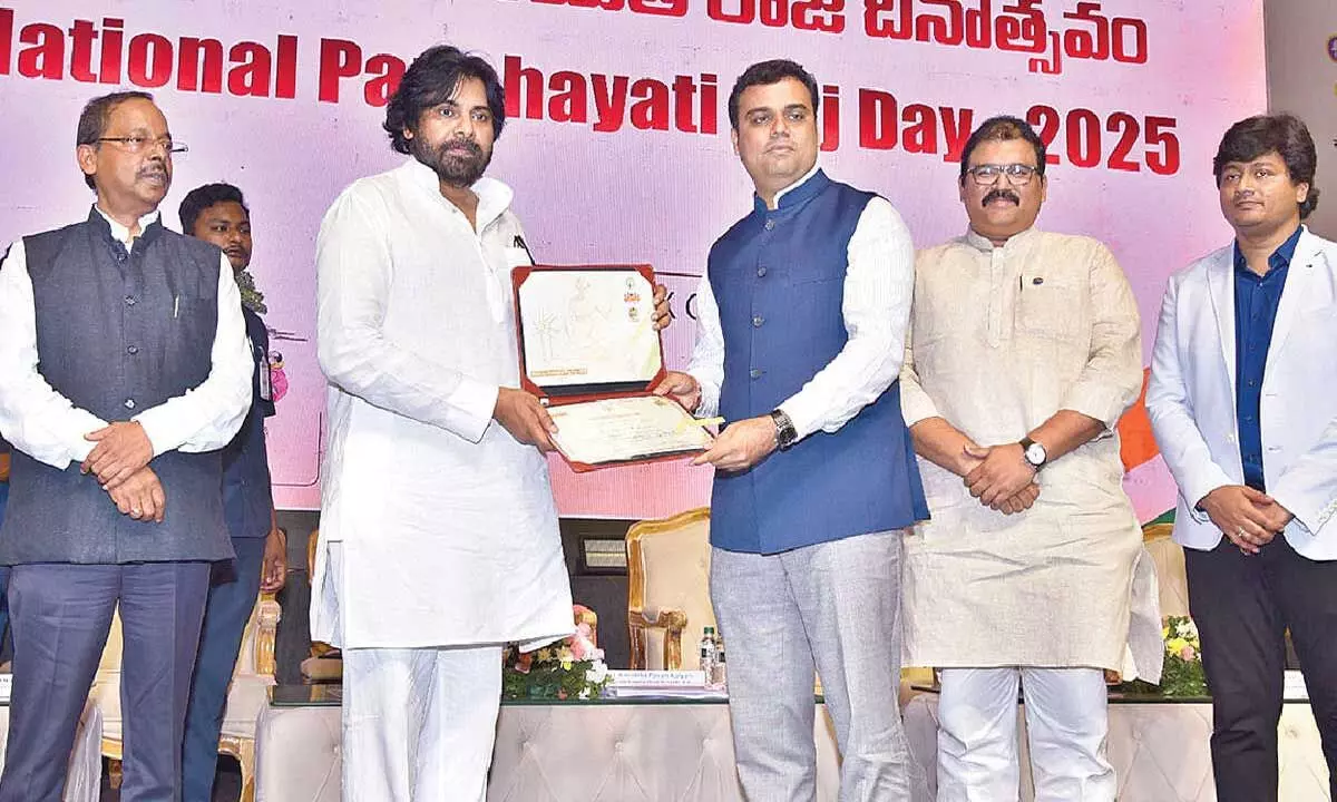 Collector Vinod gets Swachh Andhra (Rural) Best performance award Collector Vinod gets Swachh Andhra (Rural) Best performance award