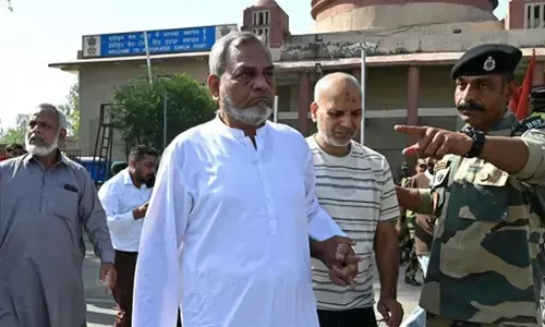 Pak nationals begin exit via Attari border