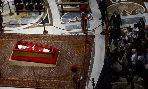 St Peters kept open all night for public viewing of Pope Francis