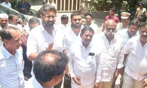 Minister hands over ex-gratia cheque to family members of deceased