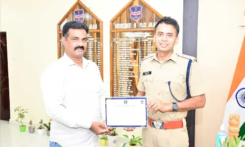 Constable Gama Srinivas received an appreciation certificate from SP Akhil Mahajan