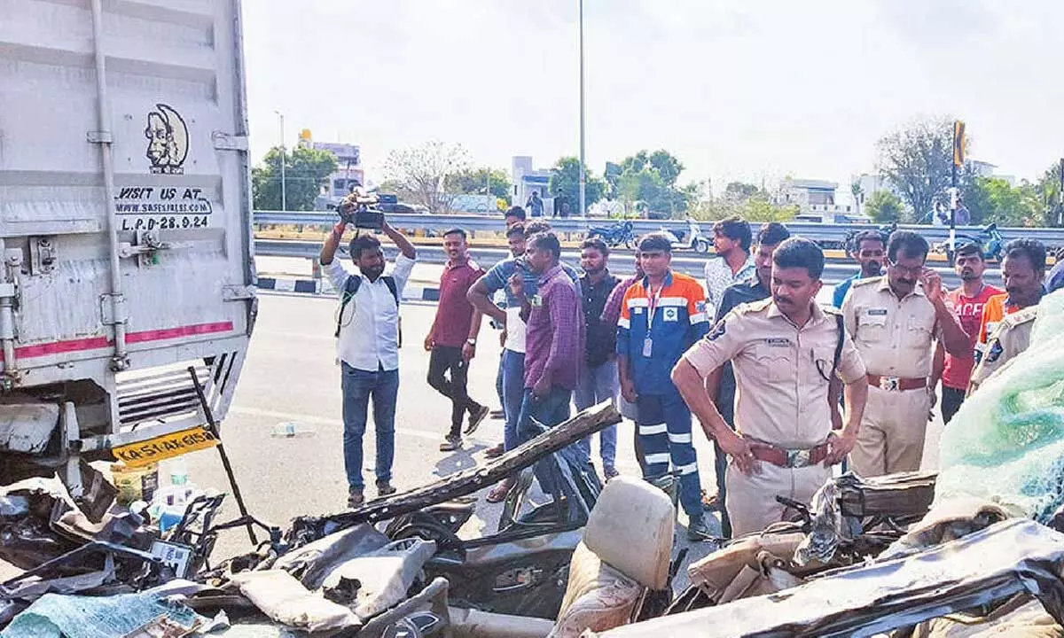 5 killed in car, container crash; 2 critically injured 5 killed in car, container crash; 2 critically injured