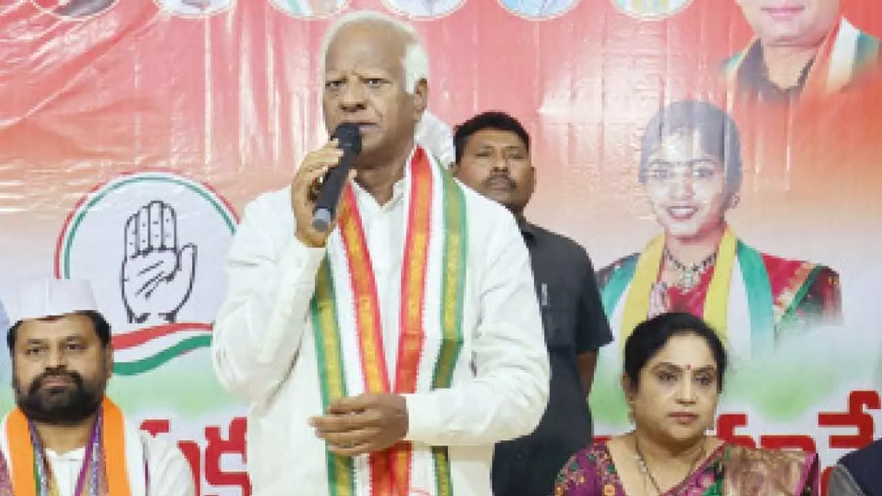 Encourage Cong cadres who work among people