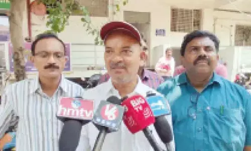 SBI loan fraud sparks protest in Suryapet