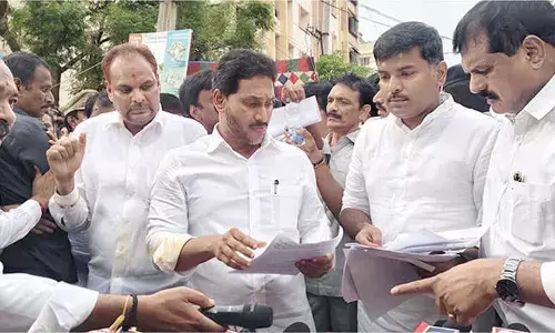 Jagan demands Rs 1 cr ex-gratia to kin of Simhachalam victims