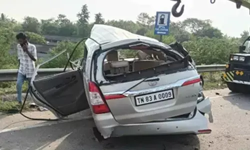 Three from TN killed in Ktaka as car hits road divider after tyre burst