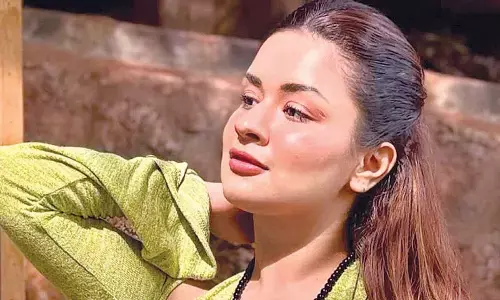 Avneet Kaur sizzles by the sea