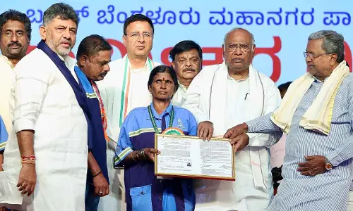 Make progress using govt facilities: CM’s advice to Pourakarmikas