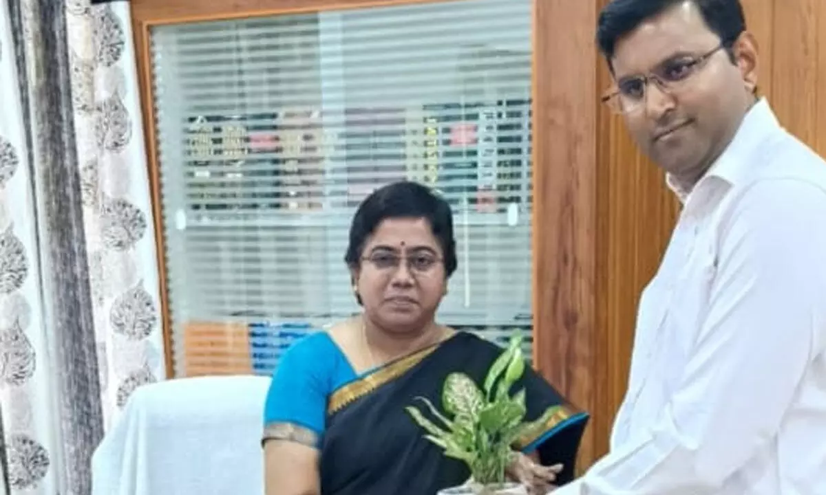 N. Premalatha Assumes Charge as Principal District Judge in Gadwal; Collector Santhosh Extends Greetings N. Premalatha Assumes Charge as Principal District Judge in Gadwal; Collector Santhosh Extends Greetings