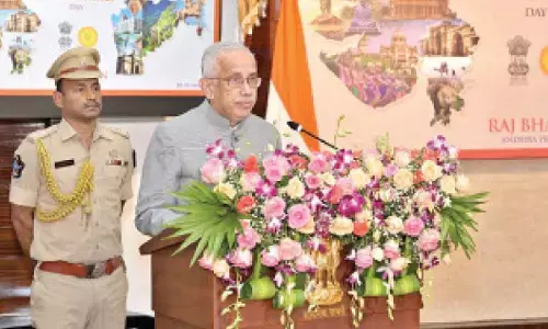 Raj Bhavan celebrates Guj, Maha Formation Day