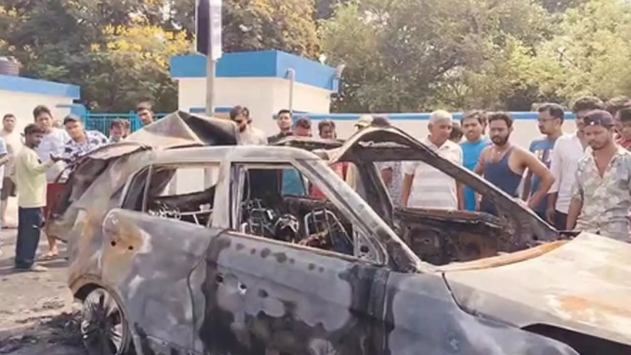 Driver charred to death after LPG cylinder bursts in car in Jamshedpur