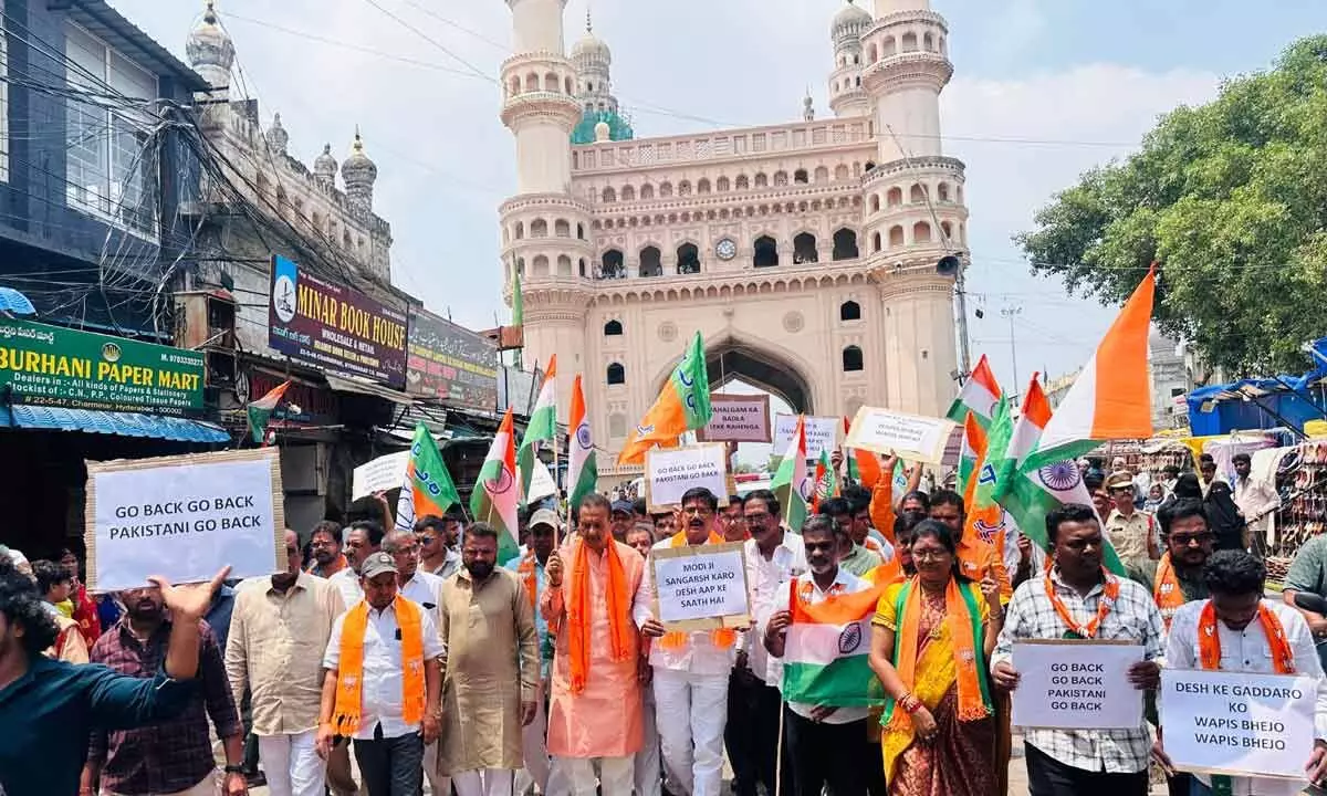 BJP leaders protest at Charminar, urge deportation of illegal Pakistanis, Bangladeshis BJP leaders protest at Charminar, urge deportation of illegal Pakistanis, Bangladeshis