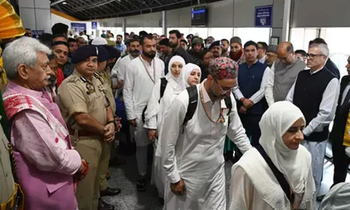 J&K L-G flags off first batch of Hajj pilgrims from Srinagar airport