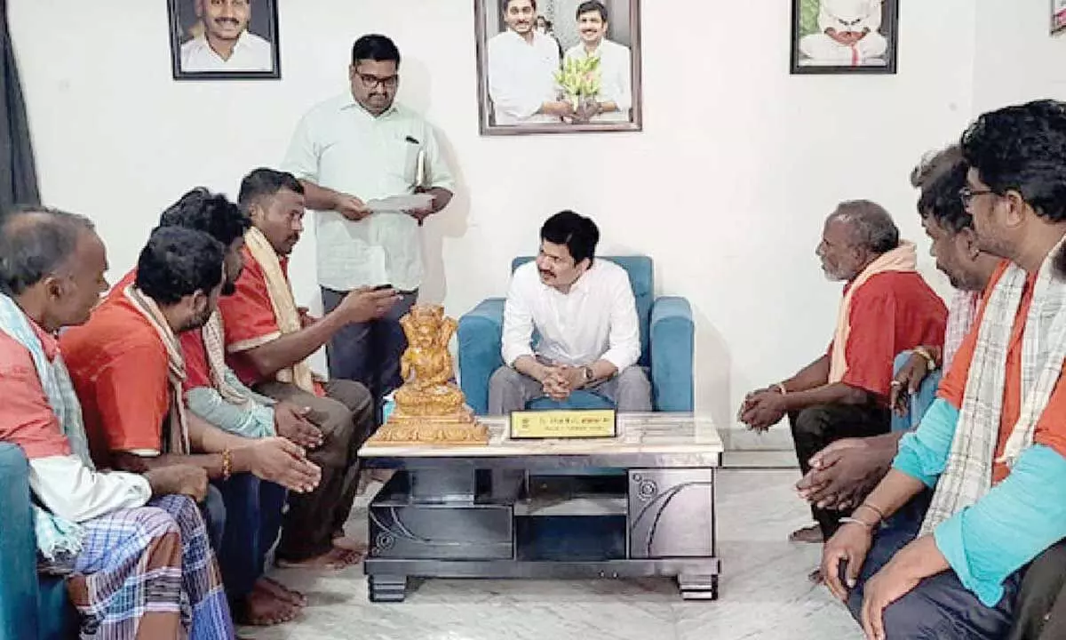 Porters seek support as modernisation threatens livelihoods