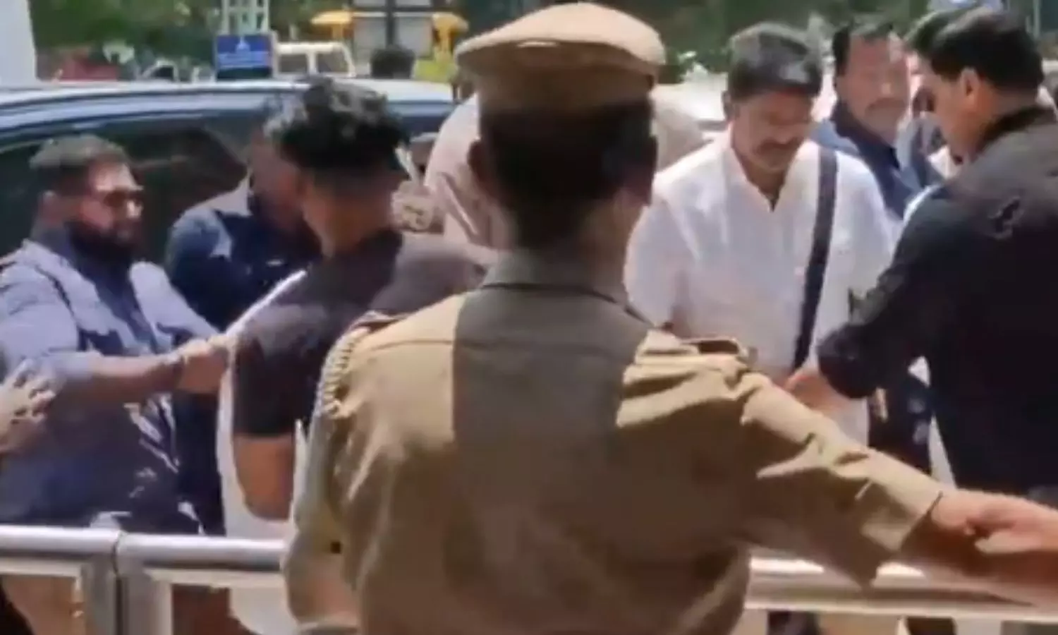 Thalapathy Vijay’s Fan Mistaken as Threat, Bodyguard Reacts with Gun Thalapathy Vijay’s Fan Mistaken as Threat, Bodyguard Reacts with Gun