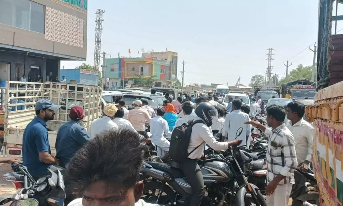 Devotee Rush at Jammulamma Temple Brings Gadwal to a Standstill: Traffic Chaos, Heat Stress, and Police Efforts Highlight Urgent Need for Action Devotee Rush at Jammulamma Temple Brings Gadwal to a Standstill: Traffic Chaos, Heat Stress, and Police Efforts Highlight Urgent Need for Action